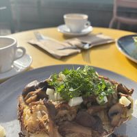 Vegan broodje met zuurkool, heel erg lekker. En buiten in de zon 🌞   at DeDAKKAS in Haarlem