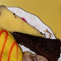 Schlechtes Foto von dem Brownie und der Zitronentart😅  at Madame Wu in Linz