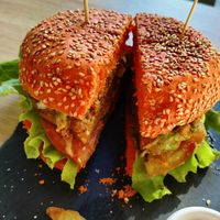 Hamburguesa de lentejas con patatas y alioli vegano at Barallocas in Pontevedra