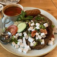 12 uurtje met kroket, soep, feta en hummus  at Zus en Zo in Steenwijk