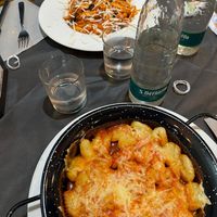 Pasta alla parmigiana (melanzane fritte e mozzarella vegana) e gnocchi alla sorrentina (con mozzarella vegana) at Maga Magò in Jesolo