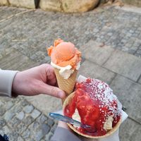 Sizilianische Orange (schmeckt etwas wie Tiktak Orange) + Vanille auf Mandelbasis (mega lecker!!) + Spaghettieis (ersatzweise wegen Reperatur mit Erdbeereis statt Sahne) at Der Eismacher in Bremen
