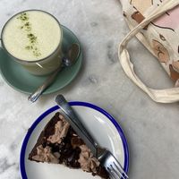 vegan cake and match with soy milk at Verde Amore in Barcelona
