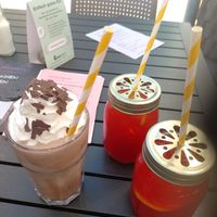 Vegane Eisschololade (nicht auf der Karte), und die Pink Drinks. at die träumerei  in Michelstadt