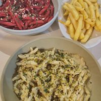 Pâtes au pesto de pistaches + pâtes à la crème de betterave (+ assiette de frites) at Trattoria Chapeau in Avola