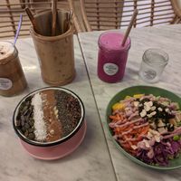 Süßer Bowl (Porridge) Café Latte links und deftiger Lunchbowl mit Smoothie at Superfood Deli - Maria Theresien in Vienna