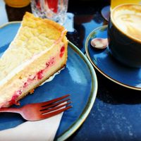 Veganer Käsekuchen mit Johannisbeeren at Die Goldammer in Diessen Am Ammersee