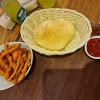 Sweet potato fries and pita bread at Dominion Food Revolution in Frankfurt