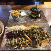Austernpilze, Pommes, Hummus und Salate at Dominion Food Revolution in Frankfurt