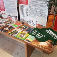 Ein Tisch mit Infos zum Veganismus  #Veganuary at Dominion Food Revolution in Frankfurt