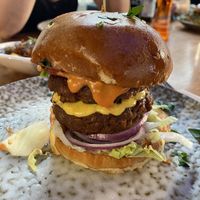 Beyond Meat Burger mit Käse und doppeltem Patty  at Dominion Food Revolution in Frankfurt