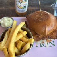 Keanu’s Crispy Chick’n Burger, fries, aioli, peach iced tea  at Dominion Food Revolution in Frankfurt