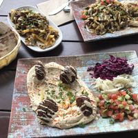 Hummus falafel und Salat  at Dominion Food Revolution in Frankfurt