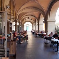 Arcade seating at Più in Bern