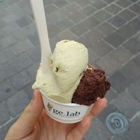 Coppetta piccola con pistacchio e cioccolato at Gelab Gelateria in Como