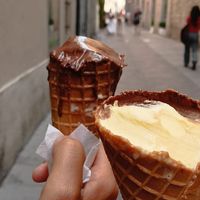 Cioccolato e mandorla, maracuja e cioccolato at Gelab Gelateria in Como