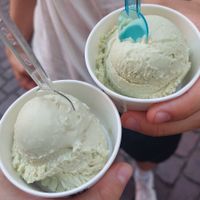 kokos-pistazien-eis at Eiscafé Incontro in Freiburg