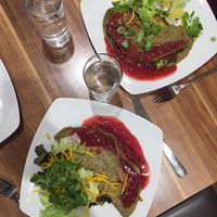 Pfannkuchen mit Kartoffel, Spinat und Beerensauce at Prokopp Gewusst wie Bistro in Baden