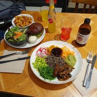Avocado burger // Bowl with noodles at Seed in Luxembourg City