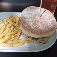 Tempeh burger with fries and vegan herbs mayo at Hamburgueria do Bairro - Restelo in Lisbon