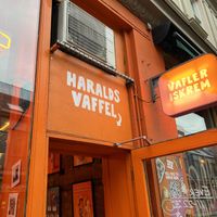 Outside  at Haralds Vaffel in Oslo