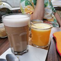 Big glass of chai latte with oat milk and fresh orange juice at Kushiin in Nijmegen