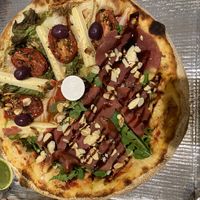 Meia Eros e meia Hera e um potinho extra de pesto vegano para chuchar a borda. Uma delícia!!!!  at Coratina Pizzaria & Forneria in Curitiba