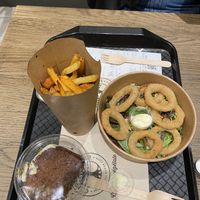 Frites, onion rings et carrot cake at Copper Branch in Nancy