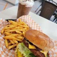 poio-macho & fries & fack-chip y café shake at fakc-yeah - Cloud kitchen in Mexico City