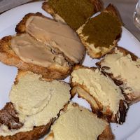 Bruschette con patè vegetali (ceci, pesto, cannellini, carciofi) at Agriristories in Matera