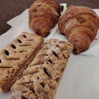 Croissant farciti con confettura di albicocca e Mattonelle con crema al cioccolato. at Cristally di Zucchero in Matera