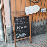 Eingang in den Hinterhof at Pizzaria Peperetta Dispetusa in Imperia