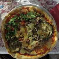 Pizza mit vegan rice Mozarella at Pizzaria Peperetta Dispetusa in Imperia