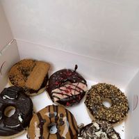 Viel Auswahl. Wer Schokoladen Glasur mag wird hier glücklich  at Royal Donuts  in Mannheim