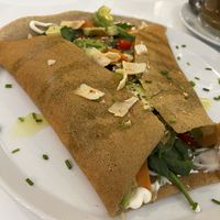 Crêpe mit Avocado, Salat und veganem Parmesan  at Maria Limão in Porto