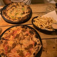 ´Bigger than Mac’ and ´Jacko & Cipolla’ Pizzas 🥰 at Plant Base in Lisbon
