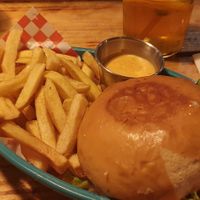 Burger mit Pommes inkl. Dip at Plant Base in Lisbon