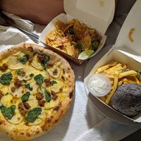 Nachos, Burger, Pizza mit Kartoffeln und Saliccia at Plant Base in Lisbon