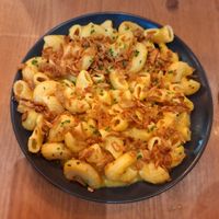 Mac and cheese. Estaba rico, buena ración para compartir. Tenía un sabor a mostaza rico. at Plant Base in Lisbon