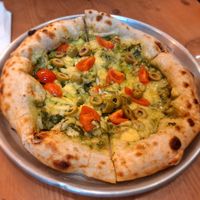 Pizza pesto. Estaba rica pero no destacó como esperábamos. La base tenía bastante aceite e igual unas aceitunas negras hubieran potenciado el sabor. at Plant Base in Lisbon