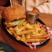 The Classic Burger, com beyond burger e "queijo" cheddar, servido com maionese para as batatas #Veganuary at Plant Base in Lisbon