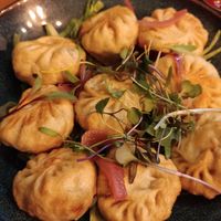 Momos fritos, com molho de caril picante e ketchup #Veganuary at Plant Base in Lisbon