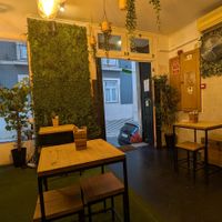 Eingangsbereich, aber das Lokal selbst ist noch etwas größer. at Plant Base in Lisbon
