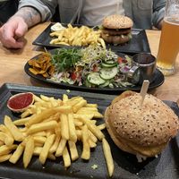 Vegane Burger, Salat mit Himbeer-Dattel-Dressing   at Sagenhaft in Bad Harzburg