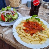 Penne mit Tomatensauce , Salat dazu bestellt. Essig Öl Dressing dazu geordert. Super lecker at Strandloper Eiscafé in Norden