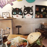 Menú 12.5€ Hamburguesa + ensalada+ bebida at Cat Bar in Barcelona