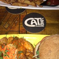 Nuestra comida (hamburguesa de semillas y fish and chips) at Cat Bar in Barcelona