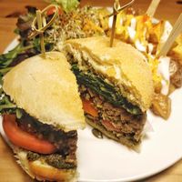 Plato combinado con burger crazy at Cat Bar in Barcelona