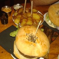 Incomparables hamburguesas de frijoles negros y miso. Deliciosas bravas veganas at Cat Bar in Barcelona