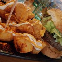 Black cat con patatas y veganesa.  #Veganuary at Cat Bar in Barcelona